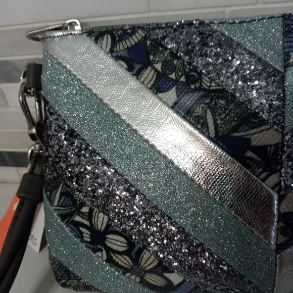 Sakroots Spirit Desert Artist Circle blue gray w power bank Zip top wristlet - Picture 3 of 11